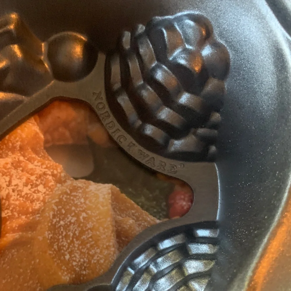 Williams Sonoma Red Wreath Bundt Cake Pan
